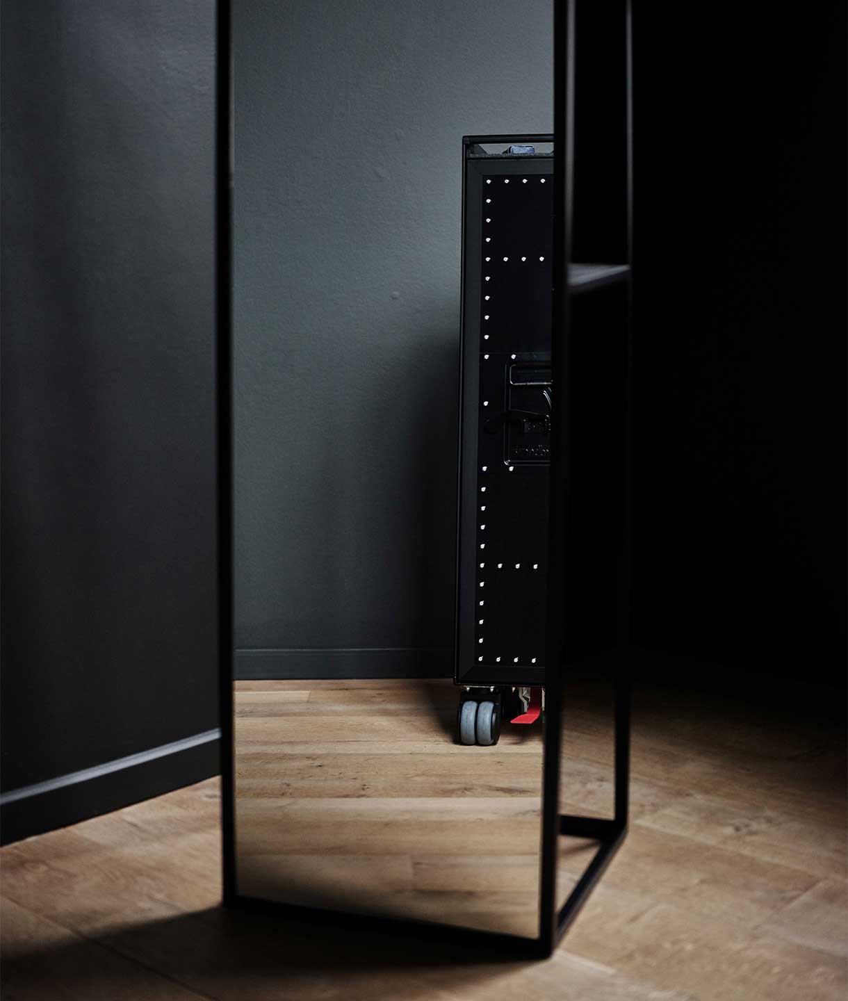 Classic Rivet Rocker Black Edition Airplane Trolley by Bordbar - Image 11