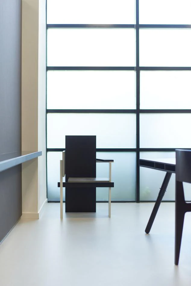 Gerrit Rietveld Berlin Chair - Image 5