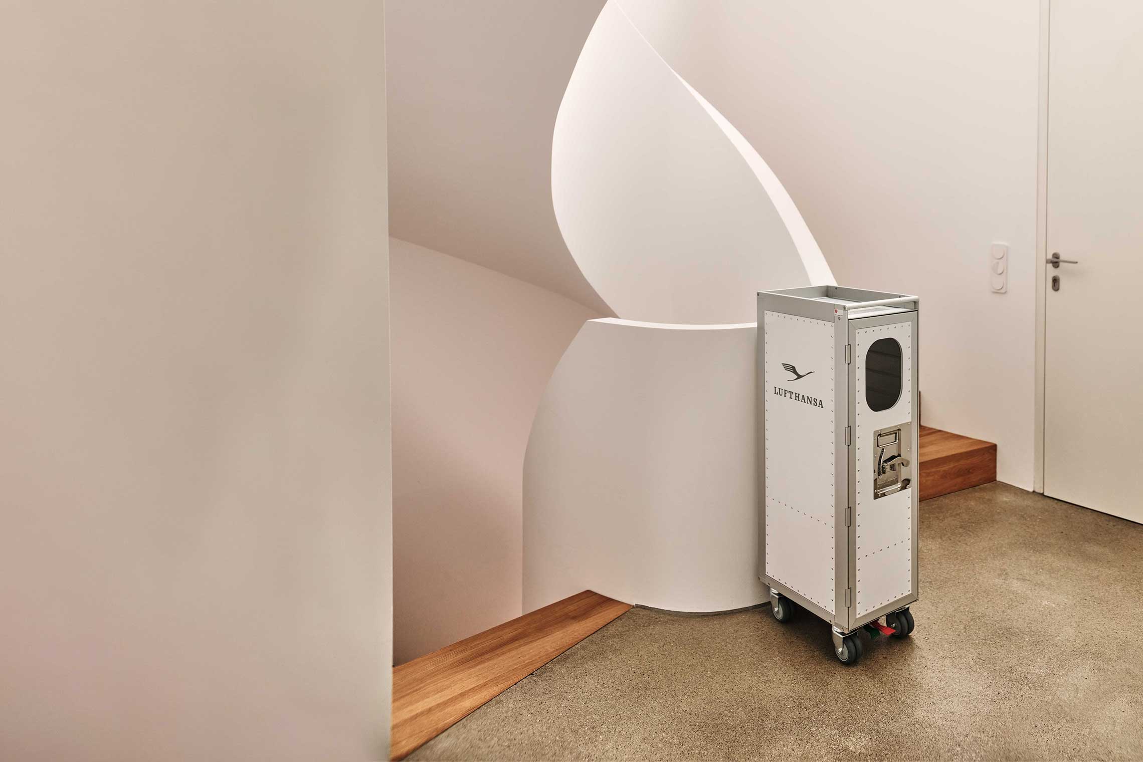 Lufthansa Cocktail Airplane Trolley by Bordbar - Image 4