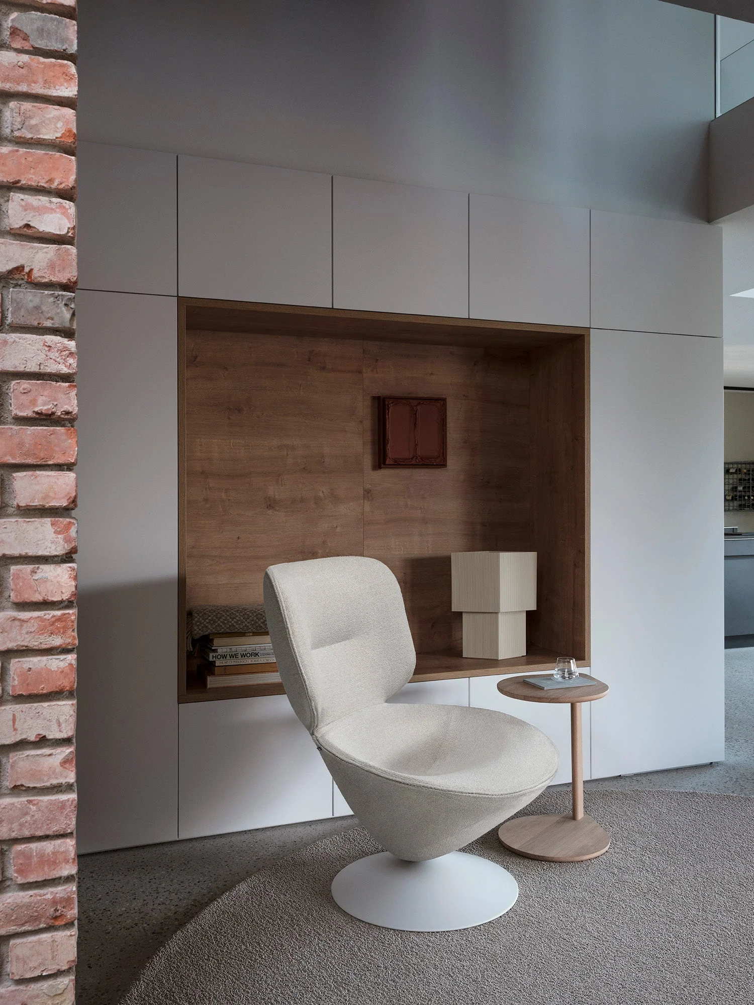 Moon Lounge Chair by Artifort -Disc Swivel Base - Image 9