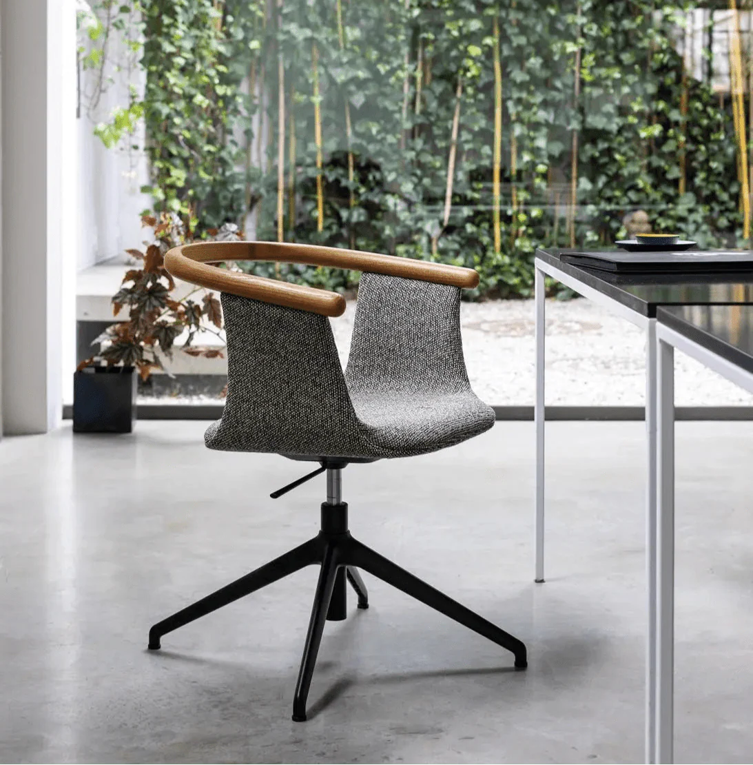 Yuumi Swivel Chair by Bross - Image 4